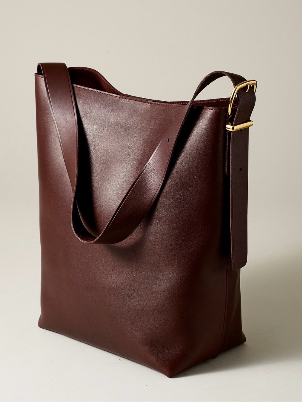 MADEWELL - The Essential Bucket Tote in Chocolate Raisin